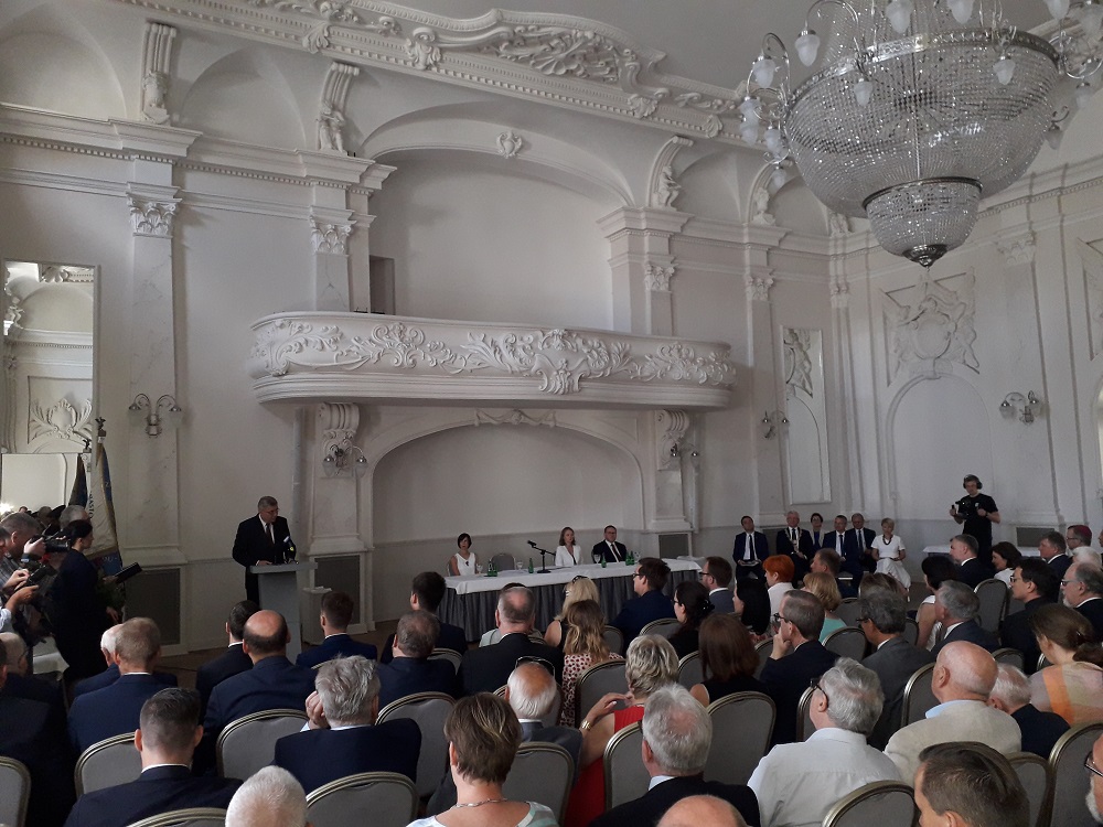 Uroczysta Sesja Rady Miasta Poznania odbyła się w sali białej Hotelu Bazar - grafika artykułu