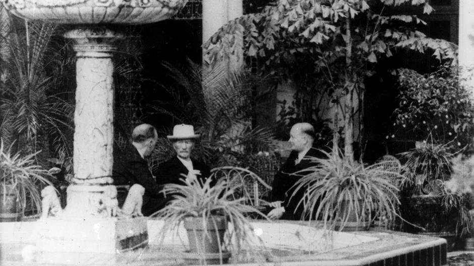 Spotkanie I.J. Paderewskiego (w środku) z wicepremierem RP na uchodźstwie S. Mikołajczykiem (pierwszy z prawej) i premierem W. Sikorskim, Palm Beach na Florydzie, 1941 r., fot. Cz. Datka, ze zb. NAC