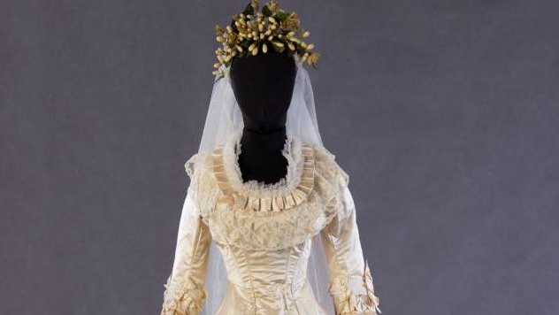 Zwiedzanie kuratorskie wystawy "Moda lubi się powtarzać. O stylach historycznych w modzie damskiej XIX wieku" w sobotę w Muzeum Ubioru, fot. www.xixgallery.com