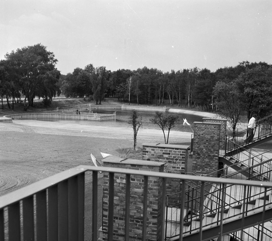 Odkryty basen kąpielowy na os. Piastowskim w dniu oddania obiektu do użytku, 17.07.1979, Fot. Stanisław Wiktor / cyryl.poznan.pl - grafika artykułu