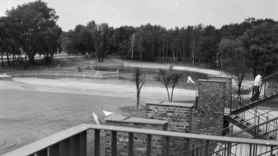 Odkryty basen kąpielowy na os. Piastowskim w dniu oddania obiektu do użytku, 17.07.1979, Fot. Stanisław Wiktor / cyryl.poznan.pl