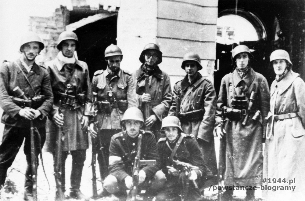 Henryk Czapczyk (przykuca po lewej) podczas powstania warszawskiego, fot. ze zb. Muzeum Powstania Warszawskiego - grafika artykułu