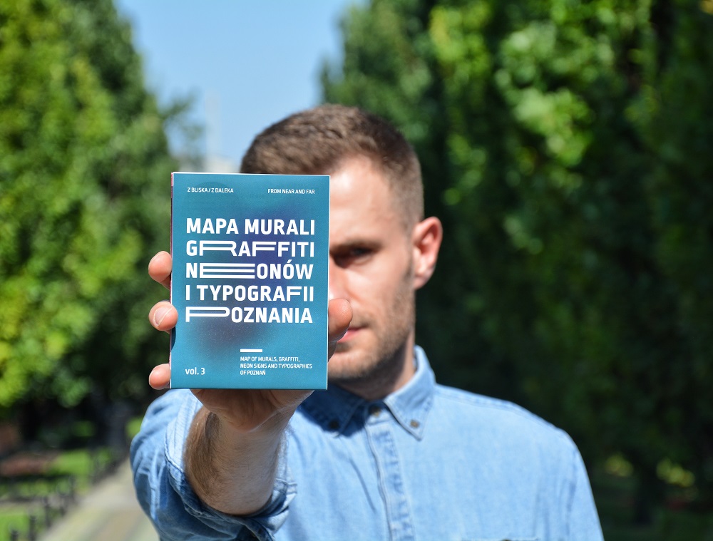 Tomasz Bombrych i jego mapa "Z Bliska Z daleka", fot. materiały prasowe - grafika artykułu