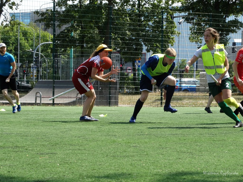Mecz quidditcha, źródło: Poznań Capricorns - Quidditch Team, fot. Wiktoria Ryplewska - grafika artykułu