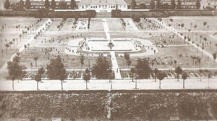 Fotografia Romana Ulatowskiego, prezentująca widok na Dzieciniec Miejski tuż po jego otwarciu; w dolnej krawędzi fotografii widoczna nowa ulica Henryka Jordana, wytyczona na usypanym wale, z posadzonymi drzewami