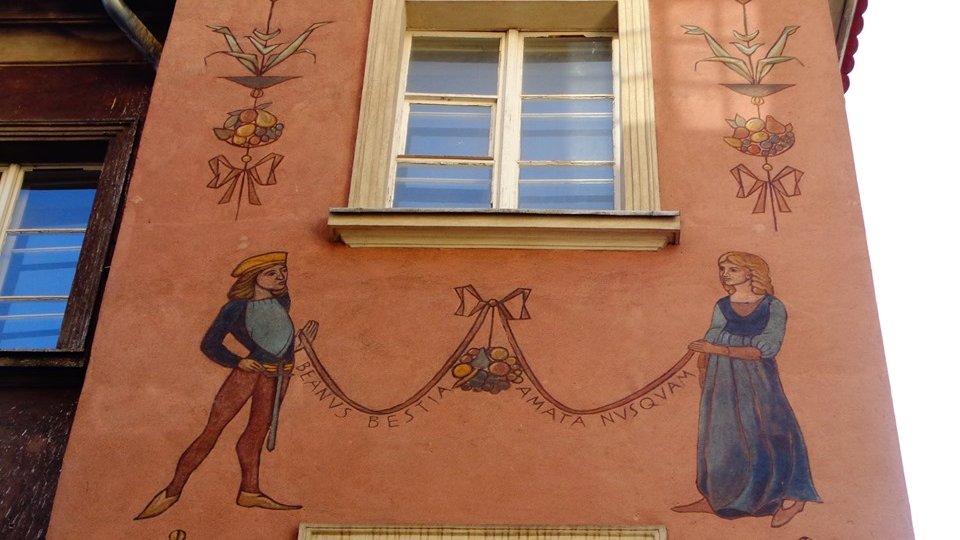 Widoczny od ul. Żydowskiej ryzalit kamienicy przy ul. Wielkiej 1-6 z dekoracją malarską Alfonsa Gielniaka.