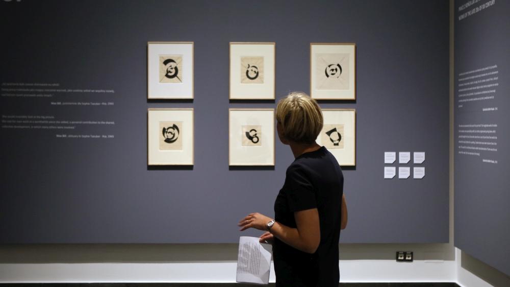 W sobotę i niedzielę zwiedzanie wystawy "Wkraczając w nowy wymiar. Twórczość Sophie Taeuber-Arp" w CK Zamek z przewodnikiem, fot. Jacek Mójta/CK Zamek - grafika artykułu