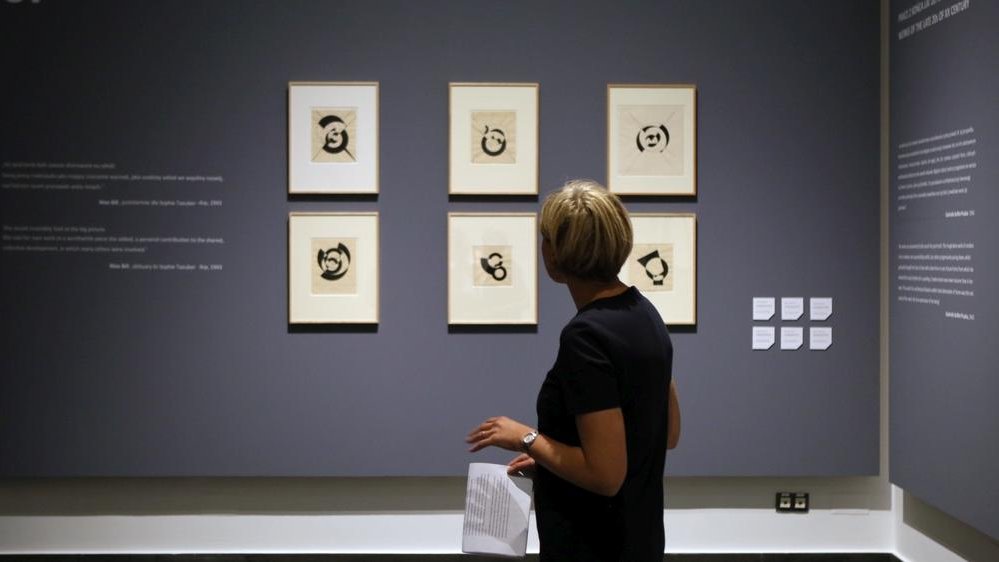 W sobotę i niedzielę zwiedzanie wystawy "Wkraczając w nowy wymiar. Twórczość Sophie Taeuber-Arp" w CK Zamek z przewodnikiem, fot. Jacek Mójta/CK Zamek