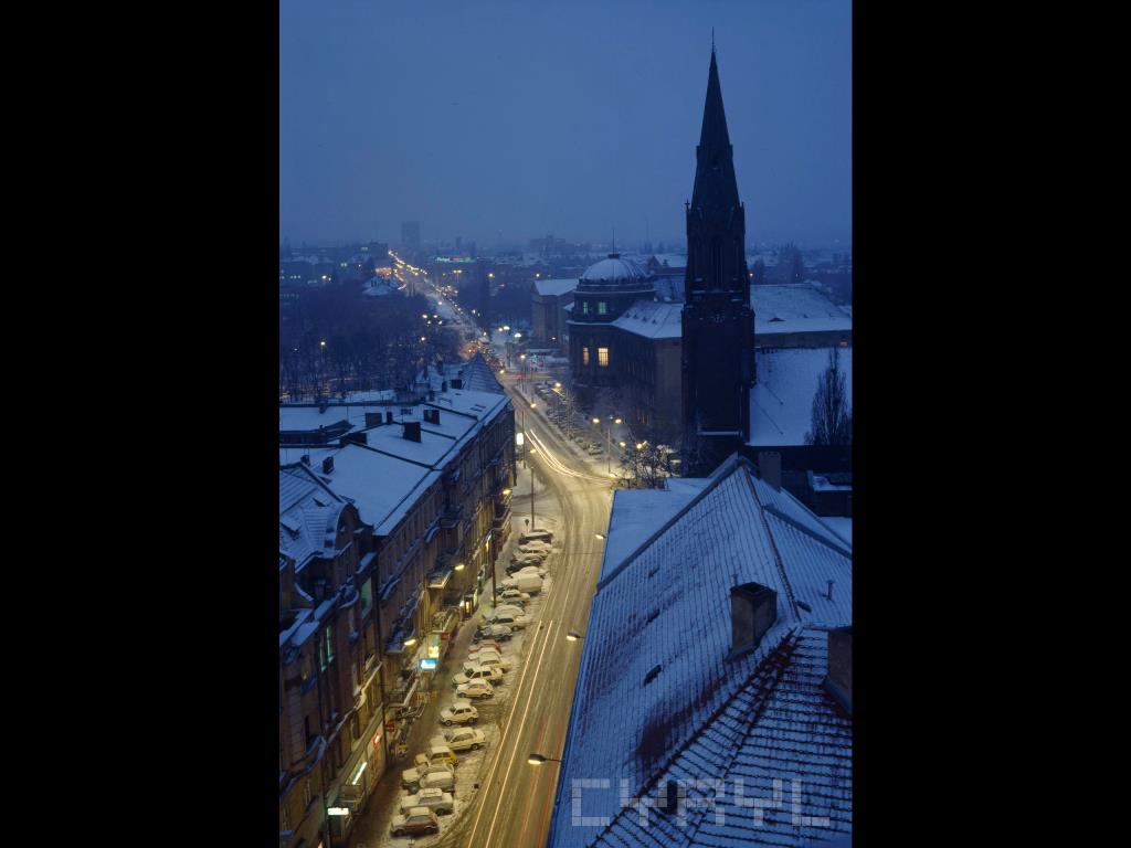 Widok ulicy Fredry w kierunku zachodnim (autor Mariusz Forecki, własność: Urząd Miasta Poznania, źródło: cyryl.poznan.pl) - grafika artykułu