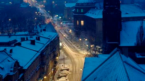 Widok ulicy Fredry w kierunku zachodnim (autor Mariusz Forecki, własność: Urząd Miasta Poznania, źródło: cyryl.poznan.pl)