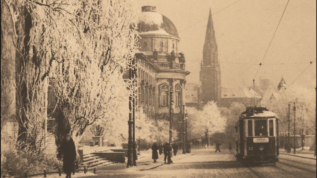 Widok ulicy Fredy w kierunku wschodnim, w okresie okupacji niemieckiej (z kolekcji "Życie codzienne w Poznaniu w czasie okupacji", właściciel: Instytut Etnologii i Antropologii Kulturowej UAM, źródło: cyryl.poznan.pl