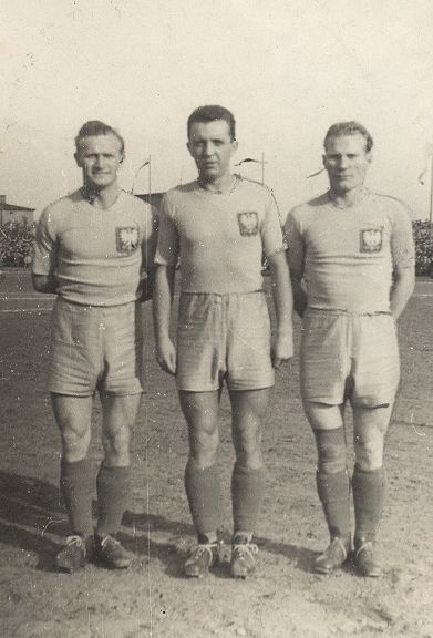 Od lewej: Teodor Anioła, Henryk Czapczyk i Edmund Białas w reprezentacyjnych strojach kadry B przed meczem towarzyskim z Czechosłowacją w Poznaniu 30 października 1949 roku, fot. domena publiczna - grafika artykułu