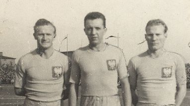 Od lewej: Teodor Anioła, Henryk Czapczyk i Edmund Białas w reprezentacyjnych strojach kadry B przed meczem towarzyskim z Czechosłowacją w Poznaniu 30 października 1949 roku, fot. domena publiczna