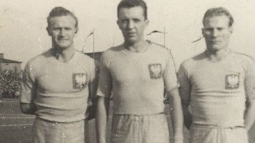 Od lewej: Teodor Anioła, Henryk Czapczyk i Edmund Białas w reprezentacyjnych strojach kadry B przed meczem towarzyskim z Czechosłowacją w Poznaniu 30 października 1949 roku, fot. domena publiczna