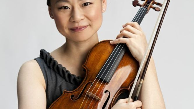 Inauguracja 73. sezonu artystycznego w Filharmonii Poznańskiej w piątek w Auli UAM. Na zdjęciu: Midori Gotō - artystka-rezydentka nowego sezonu w Filharmonii Poznańskiej, fot. Timothy Greenfield-Sanders