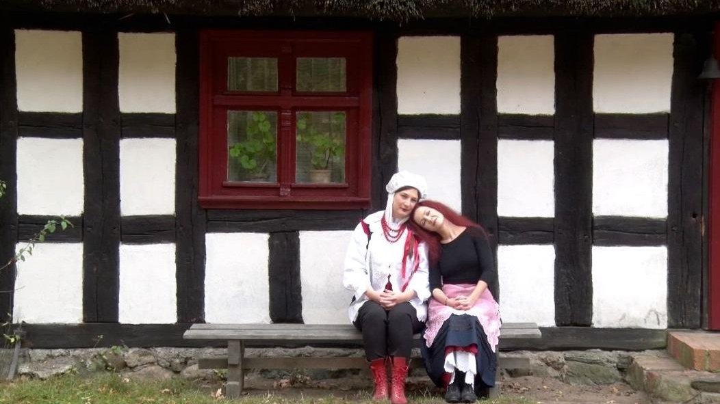 CICHA! - multidyscyplinarny spektakl gościnny, reż. i chor. Paulina Wycichowska, Scena Wspólna, g. 11 i 19. Na zdjęciu: Paulina Wycichowska (z prawej) i Malwina Paszek, fot. materiały organizatorów