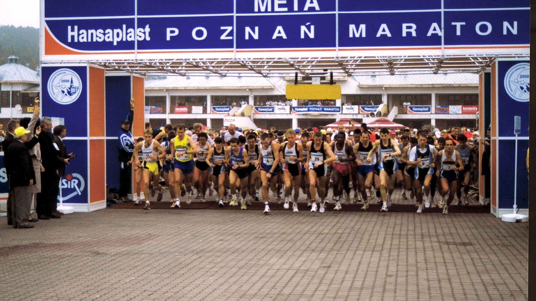 Start pierwszej edycji poznańskiego maratonu w 2000 r., fot. POSiR
