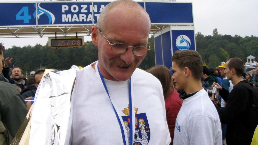 Maciej Frankiewicz na mecie maratonu w 2003 r., fot. POSiR