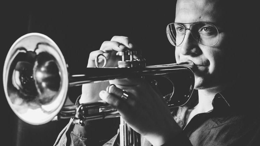 Maciej Fortuna i Poznańska Piętnastka wystąpią w piątek w CK Zamek z repertuarem Andrzeja Zauchy