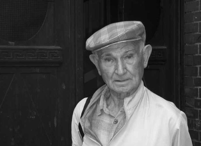 Noach Lasman przed wejściem do budynku Gminy Żydowskiej w Poznaniu, 2006 rok - grafika artykułu