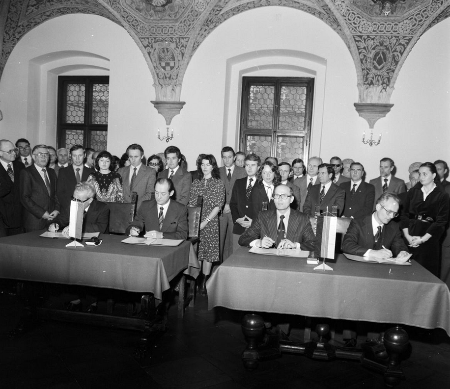 Ceremonia podpisania ramowego porozumienia o współpracy między Poznaniem i Hannoverem w Sali Renesansowej poznańskiego ratusza (29.10.1979), nadburmistrz Herbert Schmalstieg przy stole, drugi od prawej - grafika artykułu
