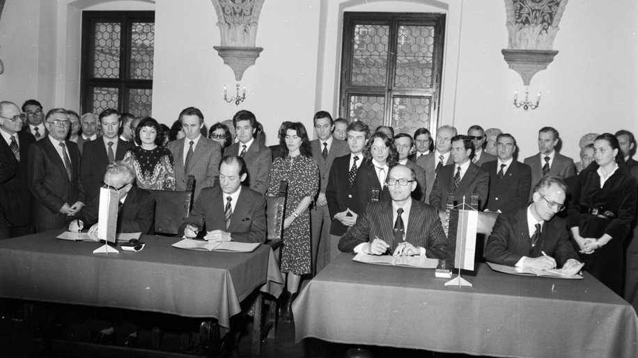 Ceremonia podpisania ramowego porozumienia o współpracy między Poznaniem i Hannoverem w Sali Renesansowej poznańskiego ratusza (29.10.1979), nadburmistrz Herbert Schmalstieg przy stole, drugi od prawej