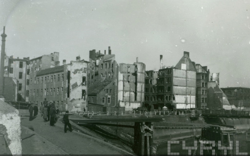 Zrujnowany fragment Starego Miasta i zniszczone mosty Chwaliszewski i kolejowy na zakolu Chwaliszewskim, fot. Antoni Czarkowski - grafika artykułu