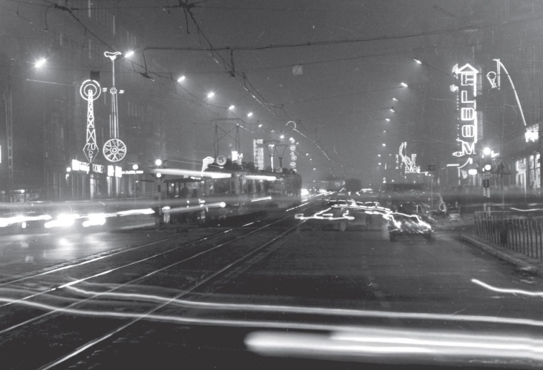 Ulica Głogowska w kierunku północnym, po lewej neon sklepu rowerowego, po prawej Eldomu, fot. J. Korpal, koniec lat 60. XX. w., ze zb. Muzeum Historii Miasta Poznania - grafika artykułu