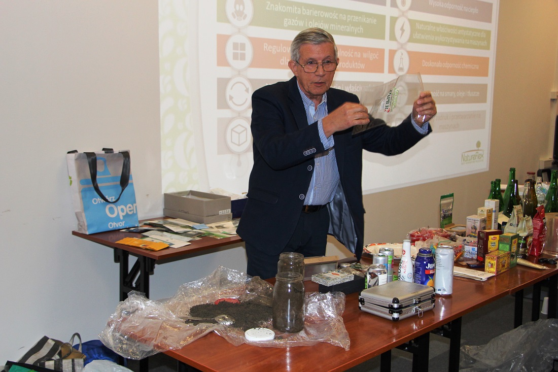 Andrzej Kornacki z Futamura pokazuje efekty testów biokompostowalnej folii. - grafika artykułu