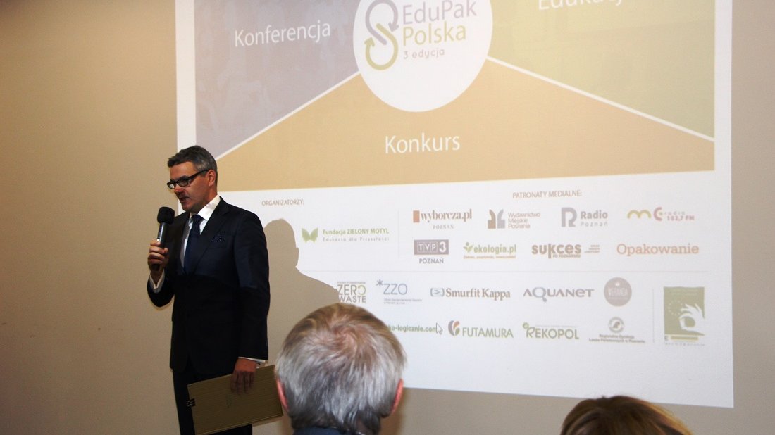Prowadzący Konferencję i Warsztaty EduPak Polska - dr Łukasz Mikołajczak z Friends of Glass Polska.