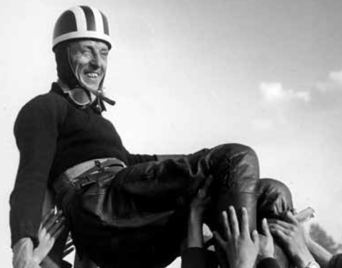 Mieloch na rękach kibiców po wyścigu o XI Złoty Kask, 1950 r. - grafika artykułu