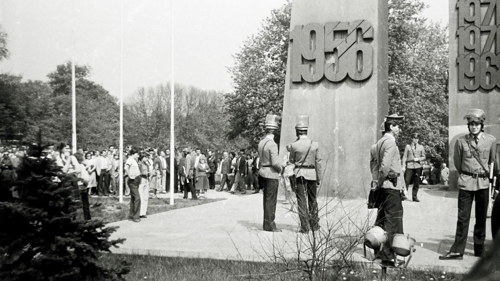 Demonstracja społeczna i blokada ZOMO, Poznańskie Krzyże (Pomnik Poznańskiego Czerwca 1956), 1 maja 1983 r. Fot. Jan Kołodziejski. Darowizna - dokumentacja fotograficzna z okresu stanu wojennego w Poznaniu (IPN Po 211/1).