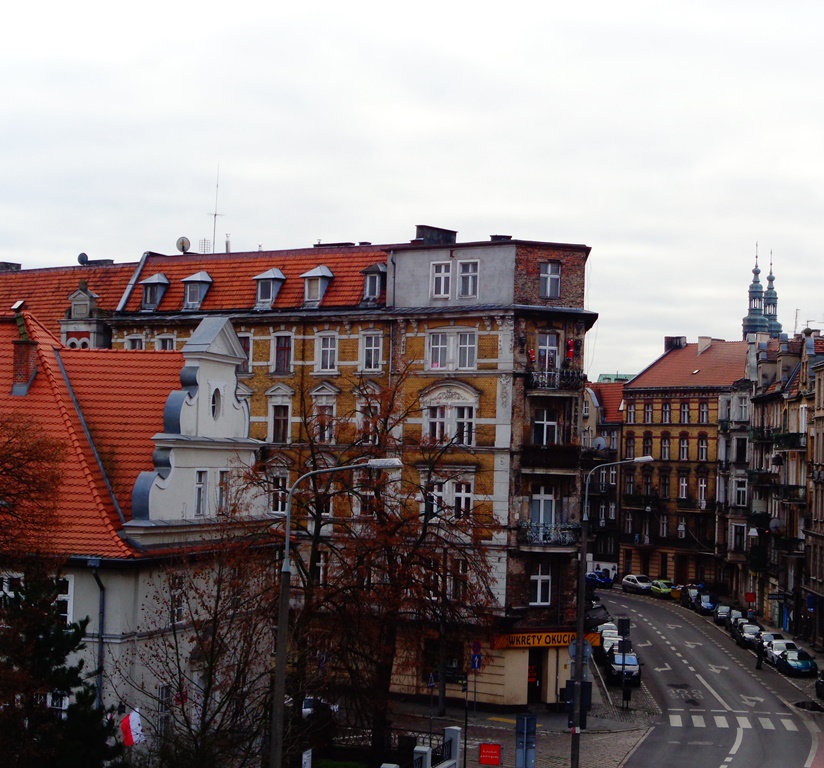 Widok współczesny na ulicę Mostową na odcinku od Grobli w kierunku ul. Wszystkich Świętych. Fot. Adam Suwart - grafika artykułu