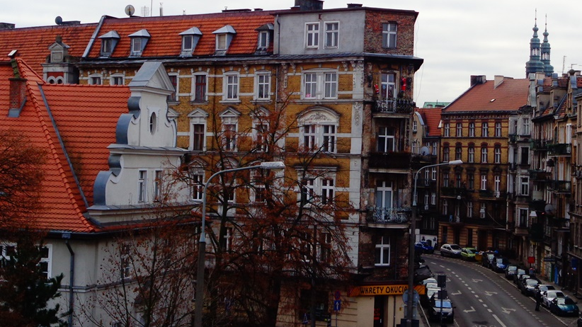 Widok współczesny na ulicę Mostową na odcinku od Grobli w kierunku ul. Wszystkich Świętych. Fot. Adam Suwart