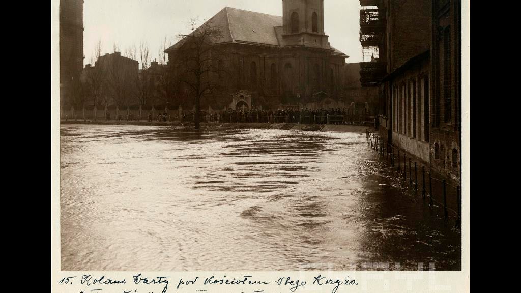 "Kolano Warty przed kościołem św. Krzyża", podczas wielkiej powodzi w 1924 r. Fot. Roman Stefan Ulatowski, właściciel zdjęcia: Miejski Konserwator Zabytków; źródło: cyryl.poznan.pl