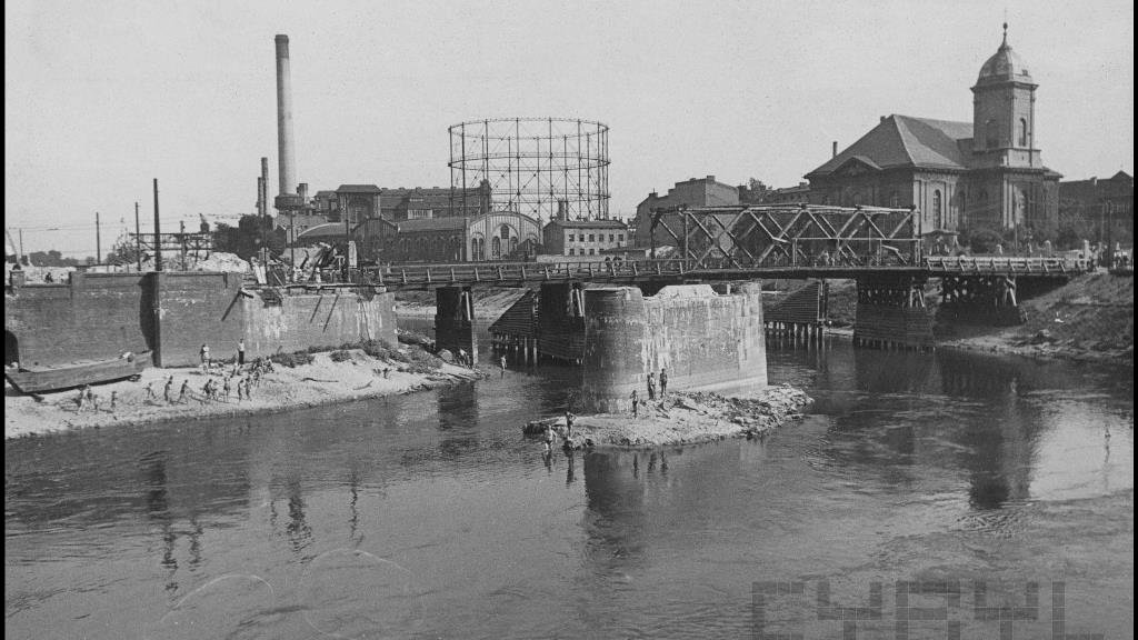 Przedłużenie ul. Mostowej w kierunku Chwaliszewa, wyznaczone poprzez wzniesienie tymczasowego mostu (nie mylić z Chwaliszewskim) po II wojnie światowej (fot. z 1947 r.). Właściciel: MKZ; źródło: cyryl.poznan.pl