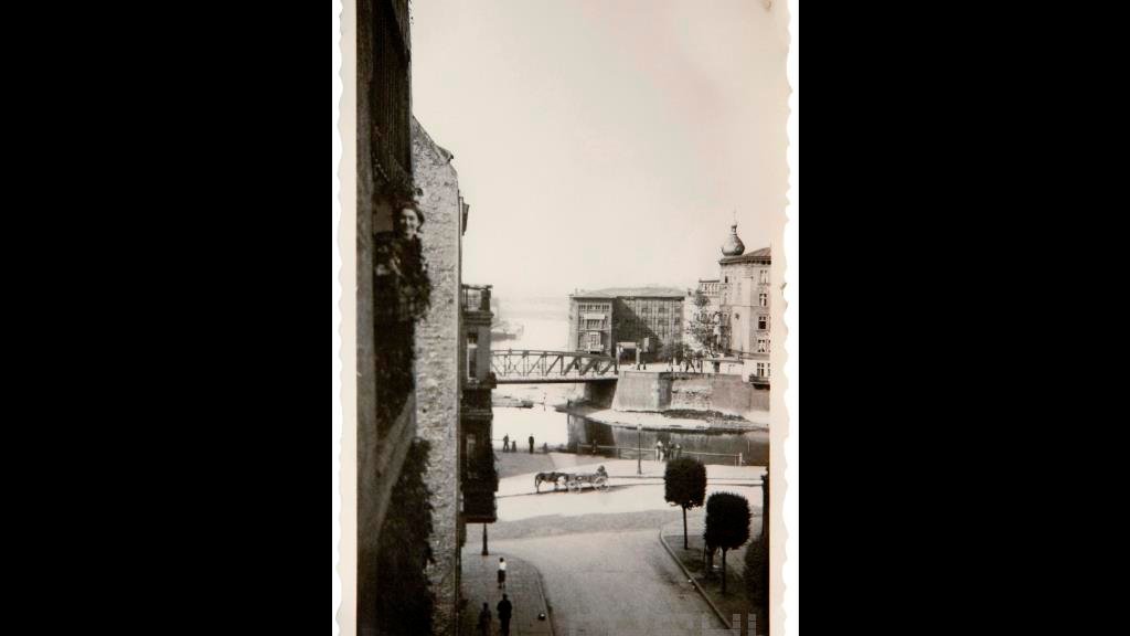 Kraniec ul. Mostowej, przy zbiegu z ul. Ewangelicką. Na zdjęciu Fira Mełamedzon w oknie kamienicy przy ul. Mostowej 37, na stancji kolegi, Adka Engla. Spuścizna po Firze Mełamedzon-Salańskiej, żródło: cyryl.poznan.pl