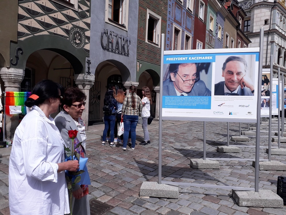 Wystawa poświęcona Wojciechowi Szczęsnemu Kaczmarkowi, otwarta na Starym Rynku w maju 2019 roku, w 10. rocznicę jego śmierci - grafika artykułu