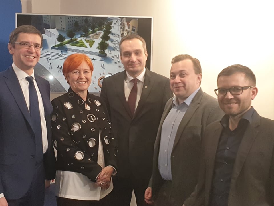 Od lewej: radni Filip Olszak i Lidia Dudziak, wiceprezydent Mariusz Wiśniewski, radny Łukasz Mikuła, przewodniczący RO Św. Łazarz Andrzej Janowski (źródło: facebook.com/Łukasz-Mikuła) - grafika artykułu