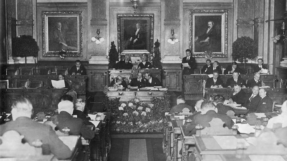 Kongres Związku Targów Międzynarodowych obradujący w sali Rady Miejskiej Poznania 7.10.1930 r., za stołem prezydialnym m.in. prezydent Cyryl Ratajski, źródło: Narodowe Archiwum Cyfrowe