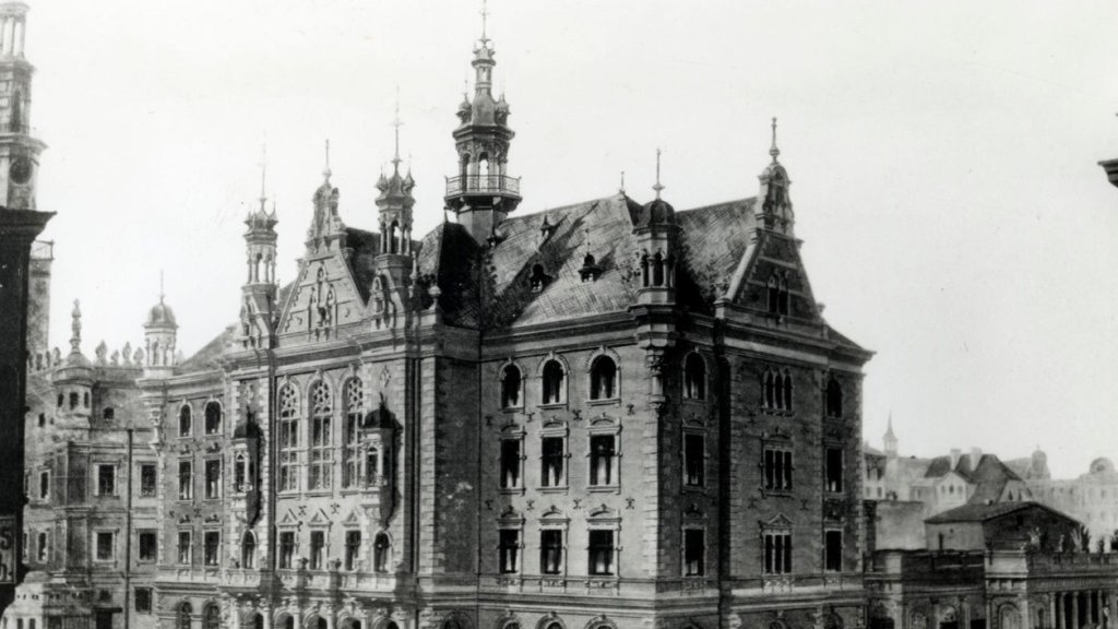 Pruski Nowy Ratusz na Starym Rynku od północnego zachodu na pocztówce z około 1900 r., właściciel: Miejskie Konserwator Zabytków w Poznaniu, źródło: cyryl.poznan.pl