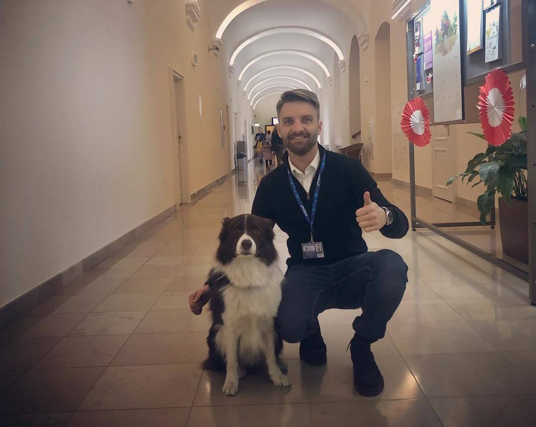 Radny Bartłomiej Ignaszewski i pies Nugat (fot. archiwum prywatne) - grafika artykułu