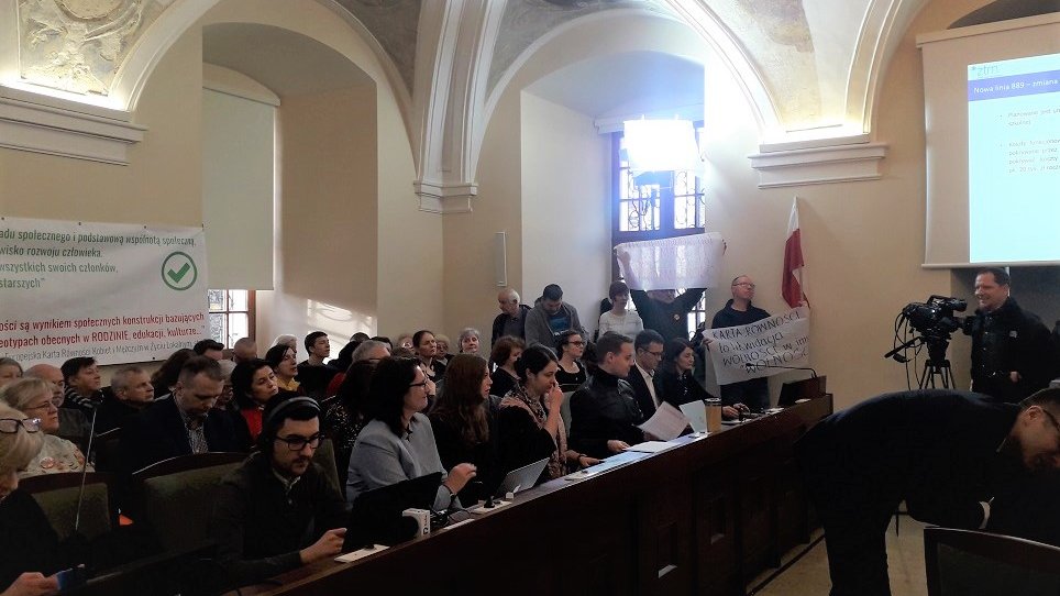 Przeciwnicy Karty podczas sesji Rady Miasta