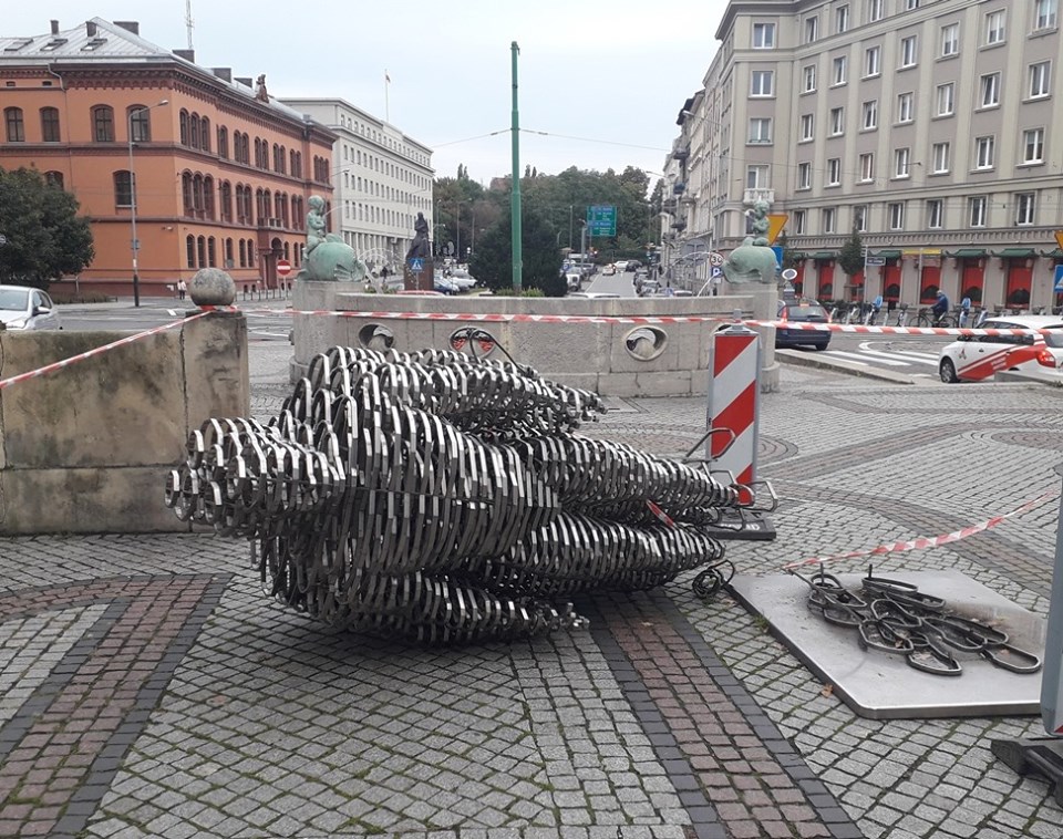 Przewrócona rzeźba Golema, fot. archiwum BM - grafika artykułu