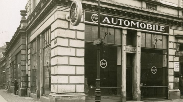 Salon samochodowy "Automobile Praga" Klementyny Śliwińskiej, mieszczący się przy pl. Wolności, ok. 1924. Fot. ze zbiorów Muzeum Historii Miasta Poznania