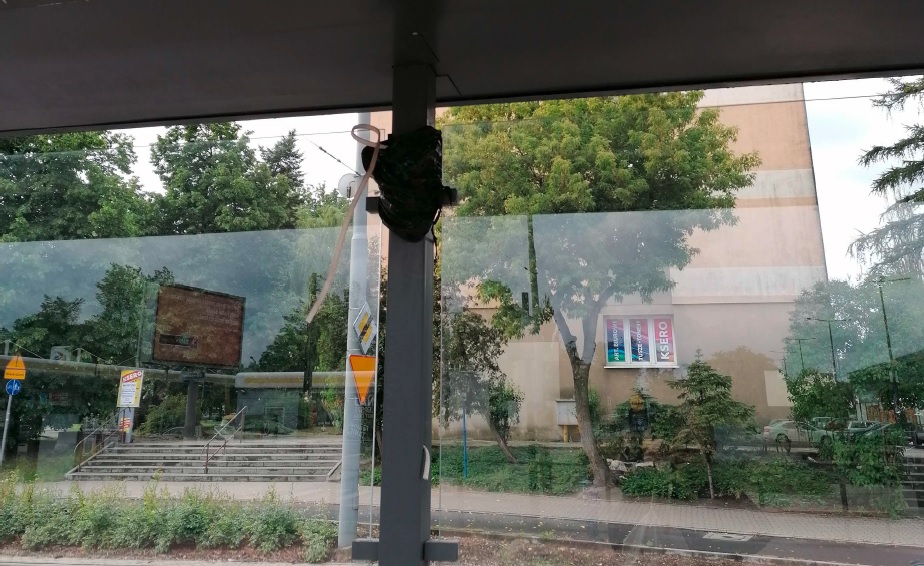 Wiaty przystankowe w trakcie montażu, fot. RMP - grafika artykułu