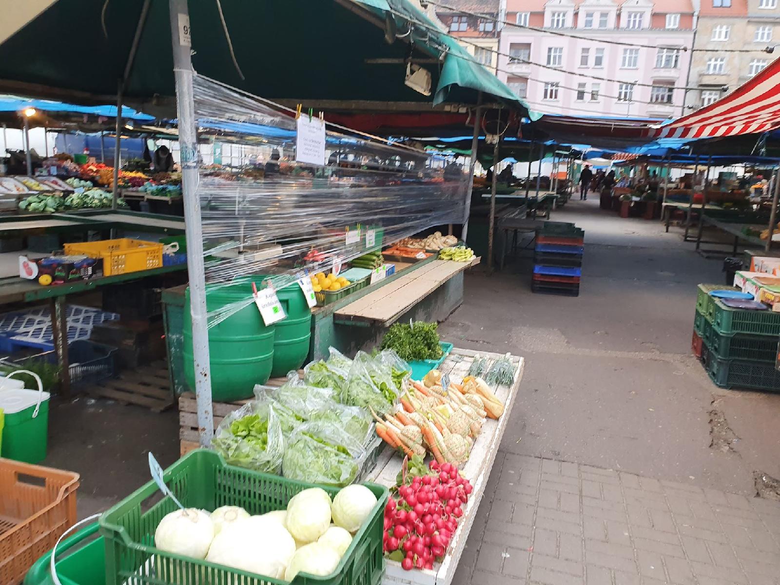 Stoiska targowe z warzywami i owocami na Placu Bernandyńskim w Poznaniu - grafika artykułu