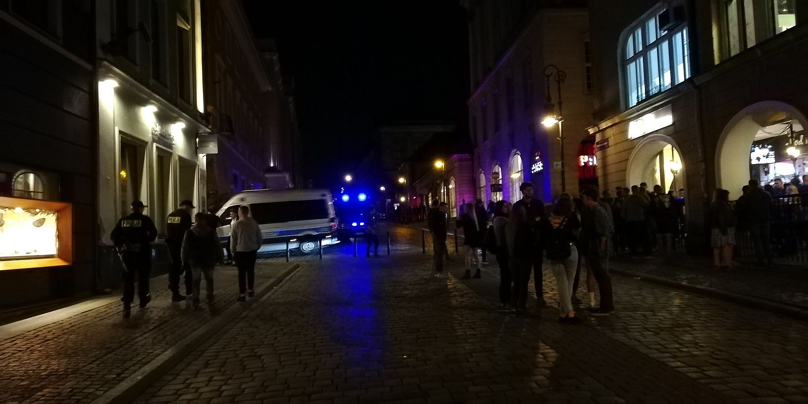 Radiowozy policyjne i policjanci na ul. Paderewskiego w porze nocnej - grafika artykułu