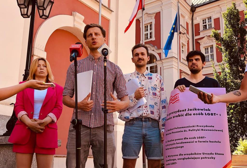 Od lewej: posłanka Katarzyna Ueberhan, poseł Franciszek Sterczewski i Mateusz Sulwiński z Grupy Stonewall - grafika artykułu