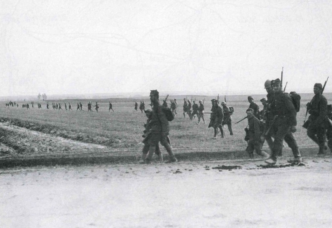 Jeden z pułków 15. Dywizji Piechoty Wielkopolskiej w marszu na Mińsk Mazowiecki, sierpień 1920 r., fot."Poznańczycy w wojnie polsko-bolszewickiej 1919-1921", Bartosz Kruszyński, Rebis 2010 - grafika artykułu